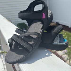 High Sierra Open Toe,crisscross,cushion soft,rugged sole,velcro,pull tab sandal